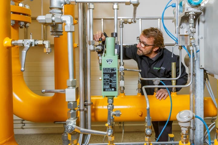 Techniker von Energie 360° an einer Druckreduzier- und Messstation